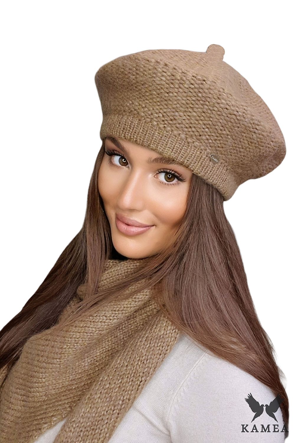 Kamea pink merino wool beret elegantly styled on a model, perfect for autumn and winter fashion.