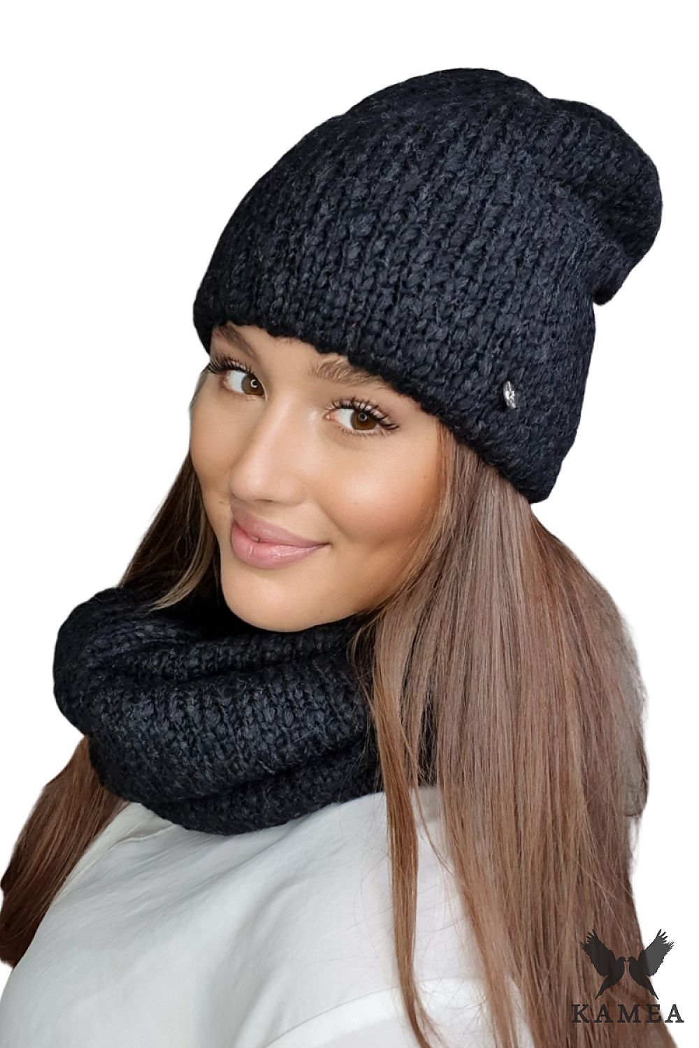 Artistic camel wool hat and scarf set by Kamea, crafted for refined winter elegance and unbeatable warmth.