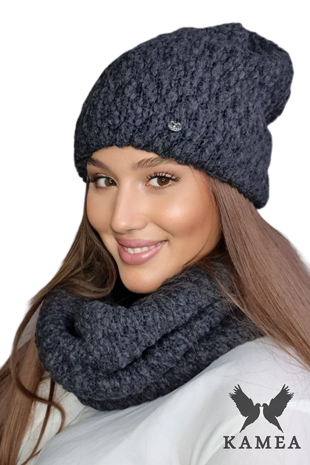 Kamea's stylish winter set in camel wool, consisting of a hat and scarf with dynamic artistic designs, perfect for luxury comfort.