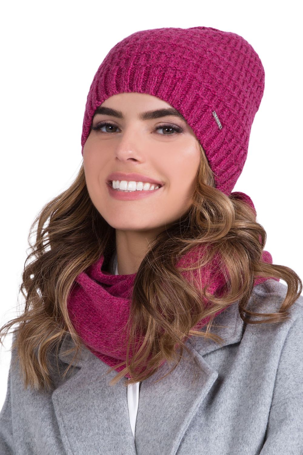 Premium Kamea women's wool hat in elegant fuchsia, featuring a unique weave and soft cuff, perfect for autumn-winter fashion.