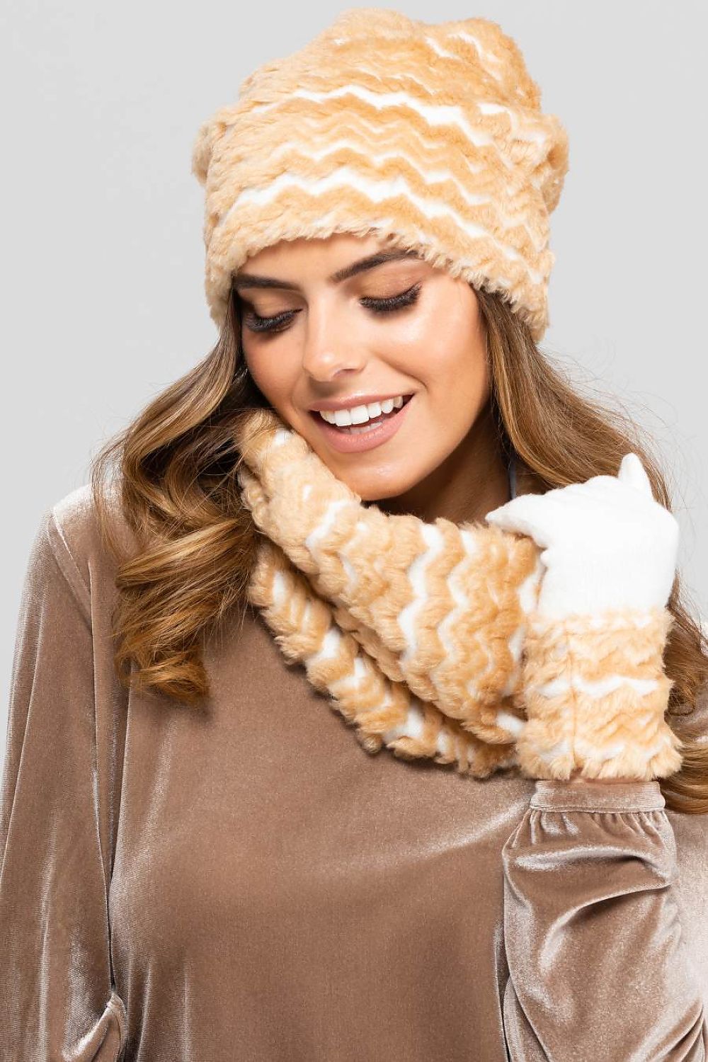 Elegantly designed Vermont Women's Winter Set with chic beige fur and comfortable polar fleece lining, crafted by Kamea for fashionable winter wear.