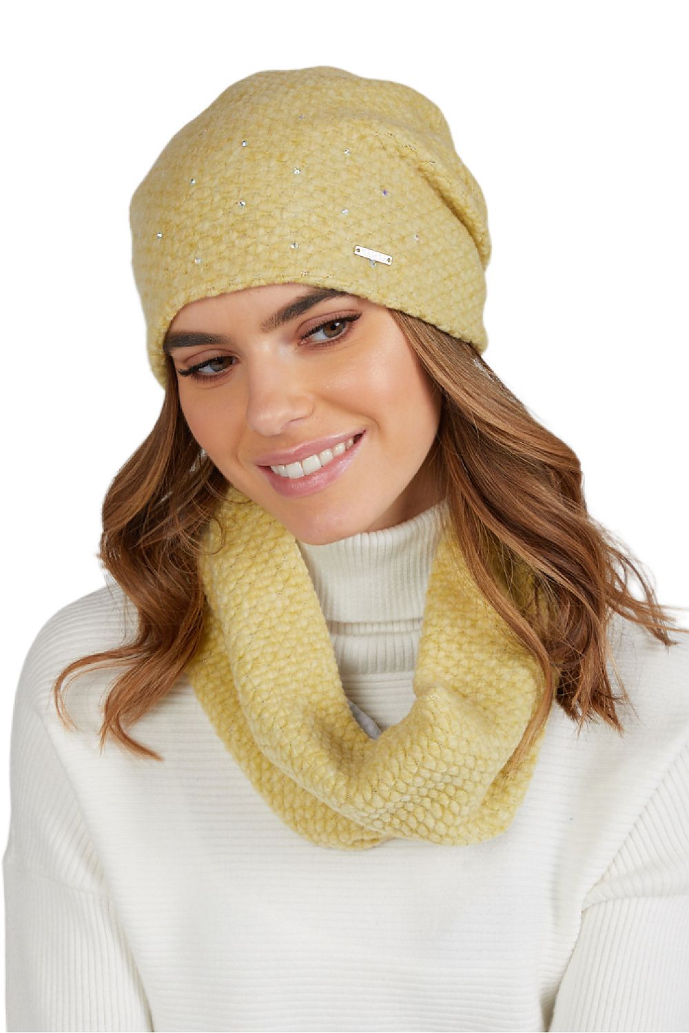 Chic Kamea MUSCA yellow scarf crafted for comfort, showcasing a sophisticated design suitable for stylish winter attire.