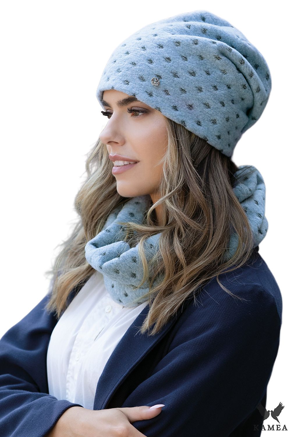 Chic Kamea MIRIAM turquoise hat and scarf duo, perfect for winter, emanating warmth and exquisite style.