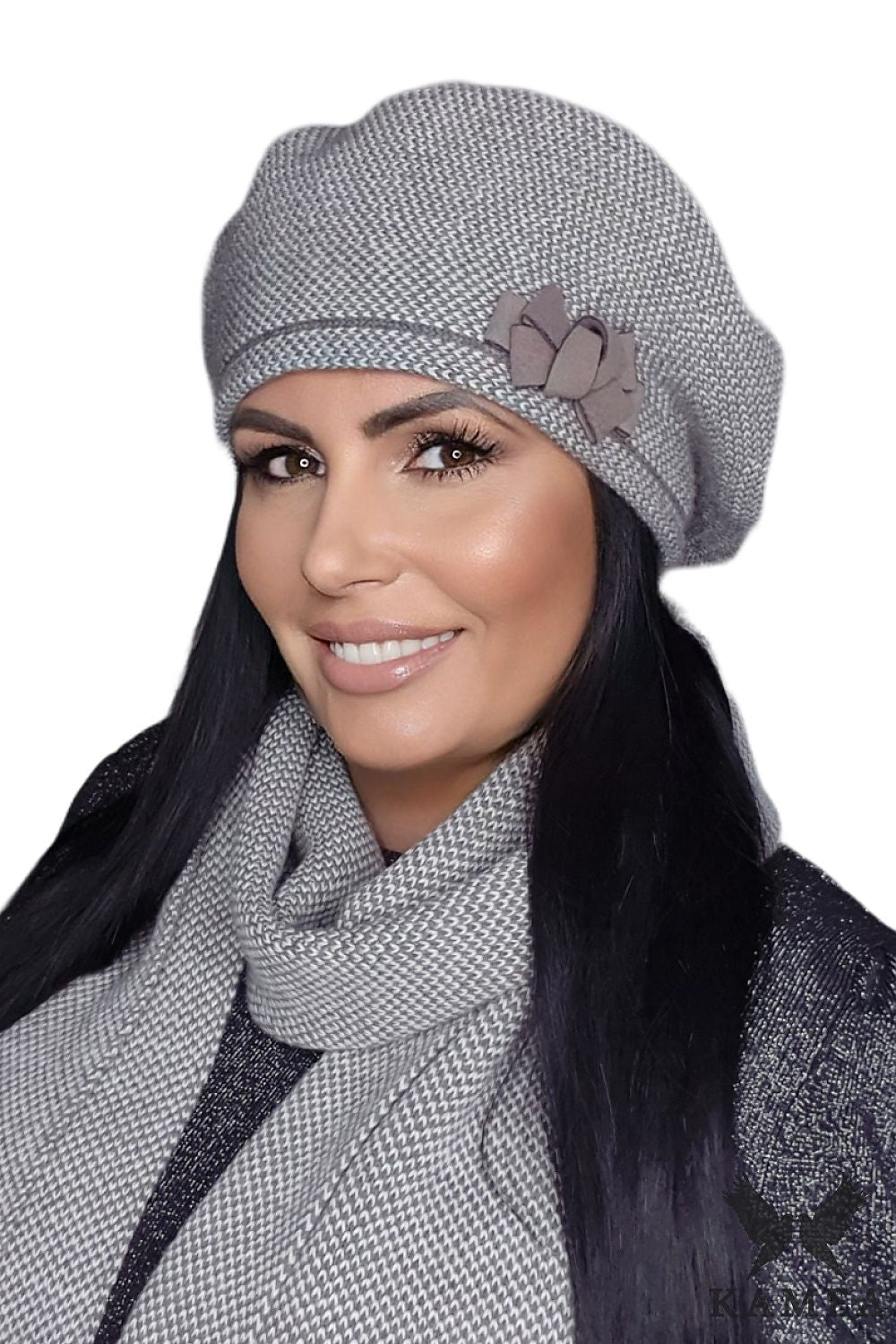 Close-up of Kamea's luxurious navy blue houndstooth beret featuring a delicate bow, perfect for enhancing any outfit.