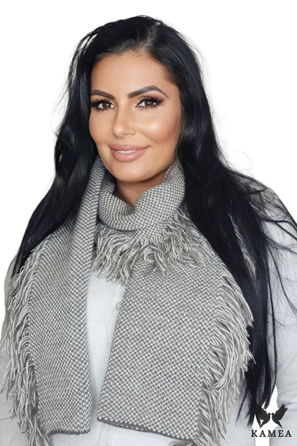 Premium Kamea ALDURA scarf in navy blue, showcasing a soft texture and sophisticated design, ideal for autumn-winter fashion.