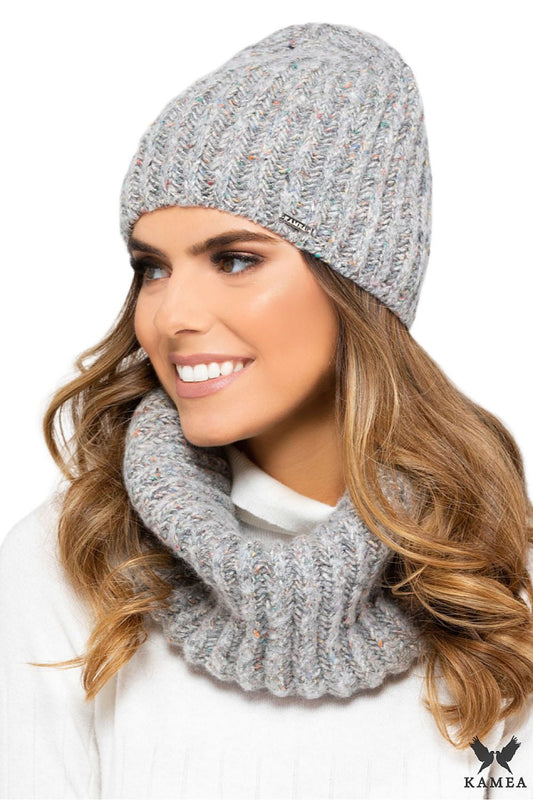 Elegant light grey woman's hat from Kamea, featuring a luxurious blend of silk and viscose for ultimate comfort and style, perfect for chic winter fashion.
