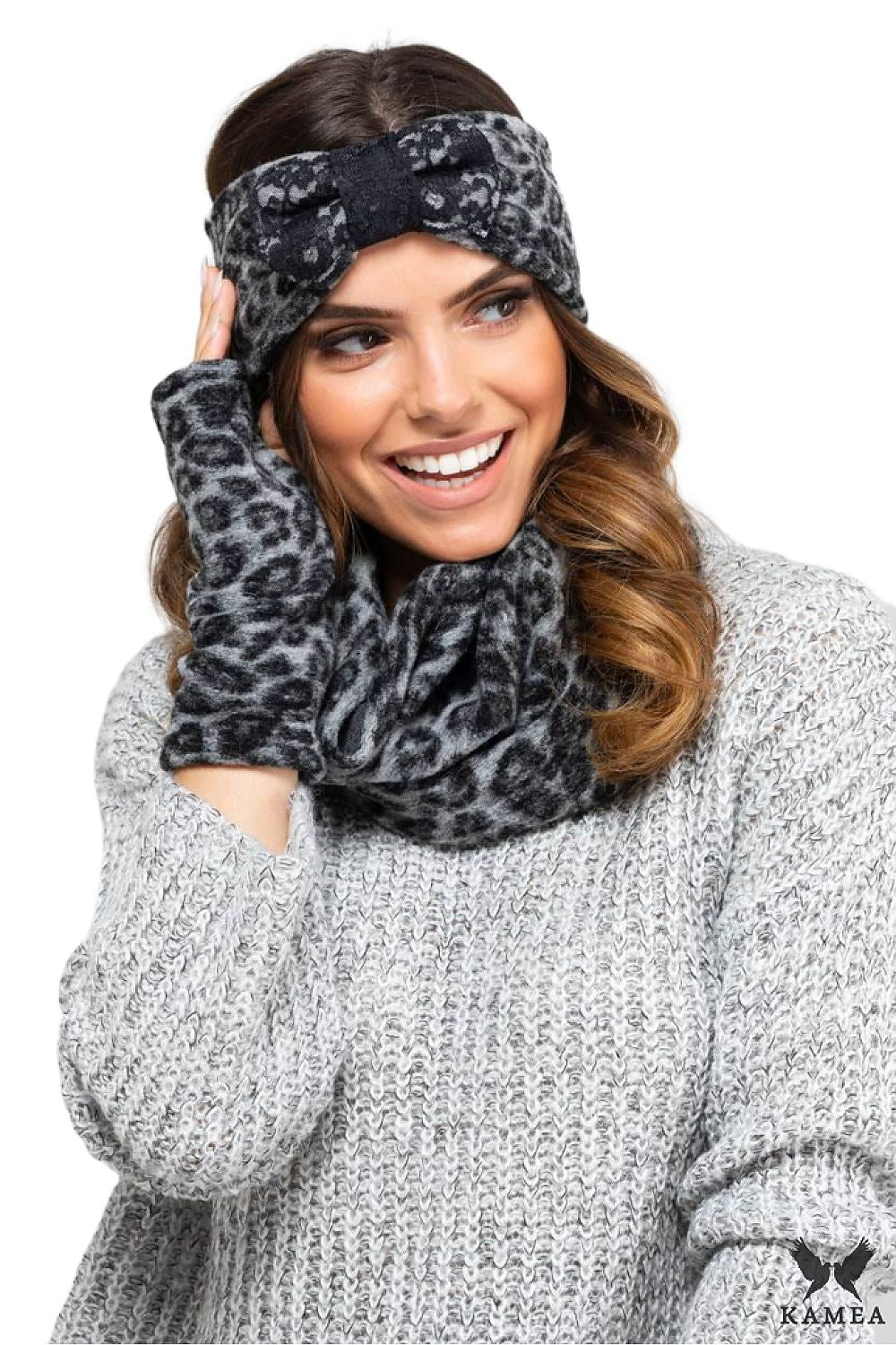 Premium Kamea leopard print headband featuring a large bow, crafted from a luxurious wool blend, perfect for elegant autumn-winter style.