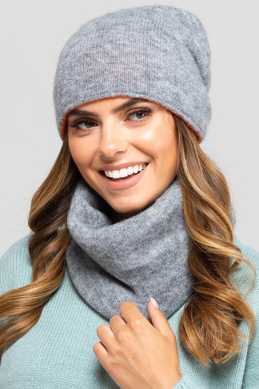 Premium double-sided women's hat by Kamea, featuring a versatile brown-grey design, ideal for stylish cold-weather attire.