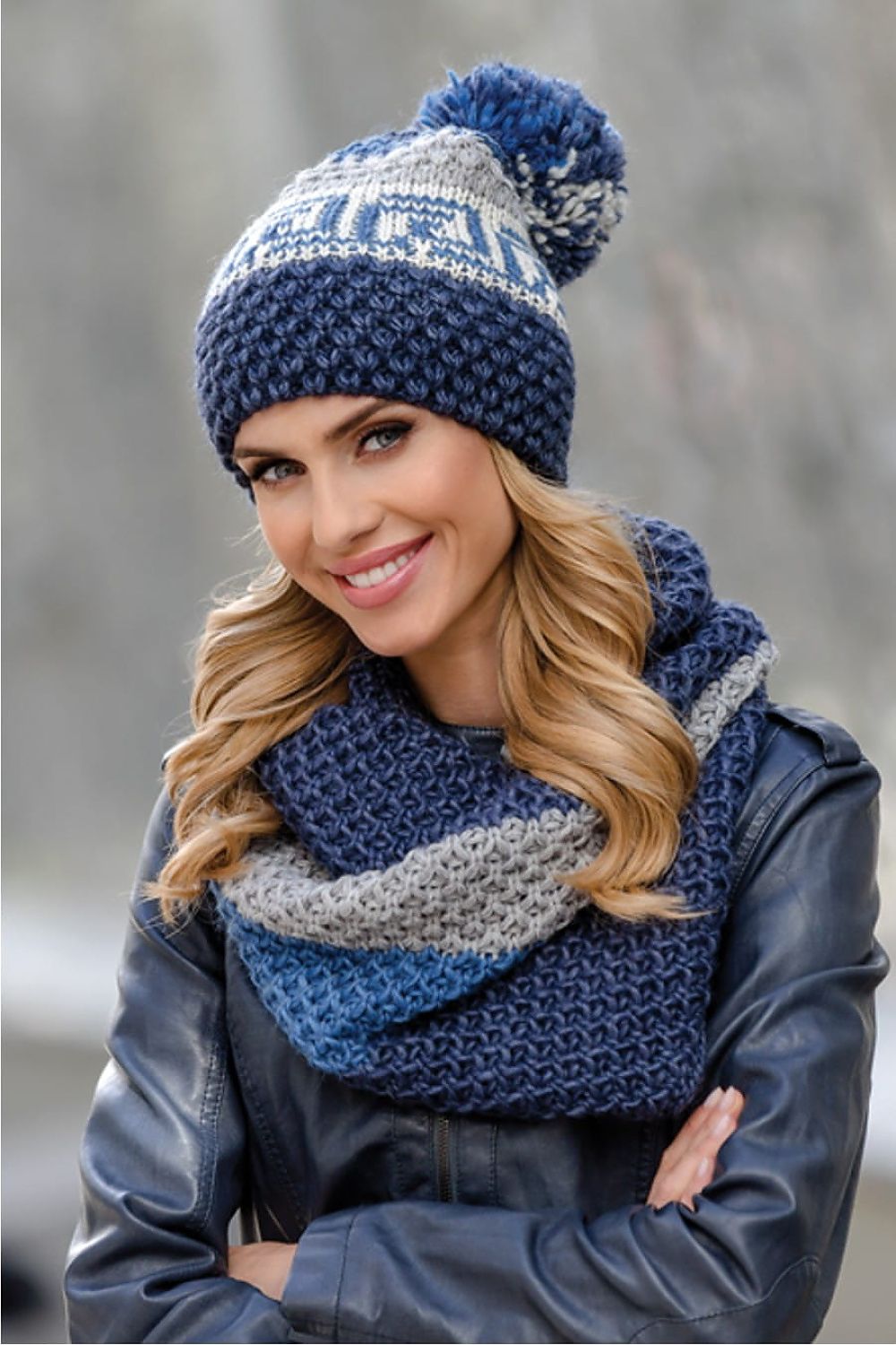 Close-up of the luxurious soft yarn used in Kamea's fuchsia women's hat, showcasing its unique textures and vibrant colours for winter elegance.