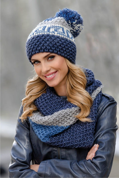 Close-up of the luxurious soft yarn used in Kamea's fuchsia women's hat, showcasing its unique textures and vibrant colours for winter elegance.