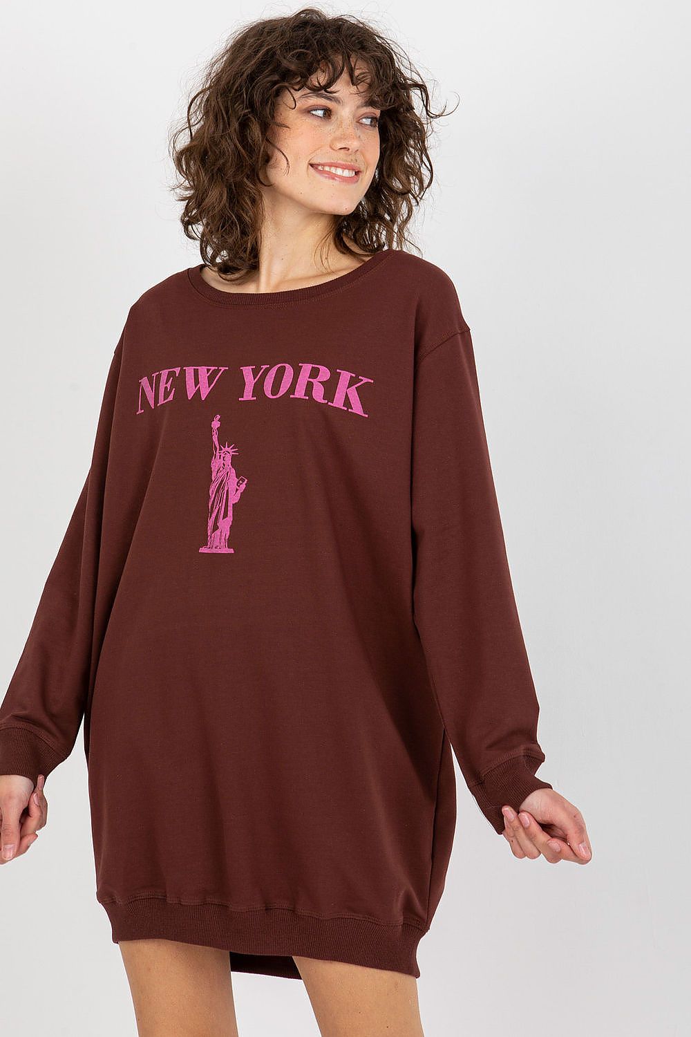 Elegant women's oversized sweatshirt by Factory Price, showcasing eye-catching print patterns and crafted from high-quality cotton blend for ultimate comfort.