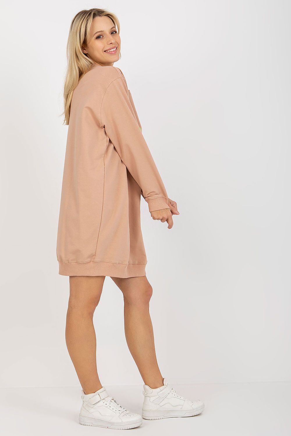 Sophisticated oversized sweatshirt for women by Factory Price, featuring a trendy design and made with a soft cotton blend for daily comfort.