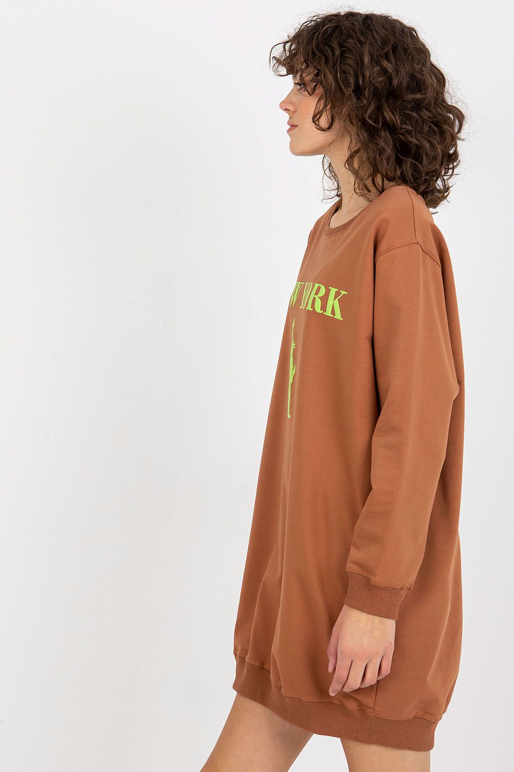 Luxury women's oversized casual sweatshirt by Factory Price, featuring a stylish print and long sleeves, perfect for a fashionable yet comfortable look.