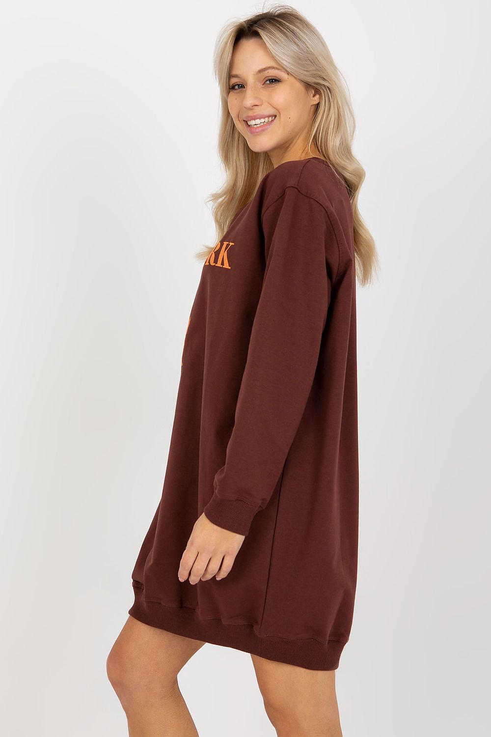 Detailed view of the fabric blend of the Factory Price women's oversized casual sweatshirt, highlighting its softness and stylish design.