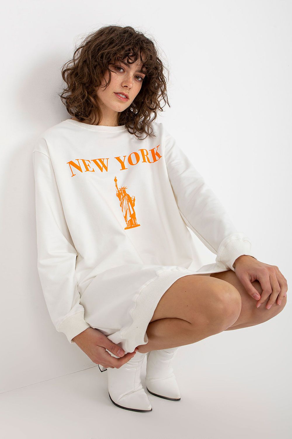 Stylish ensemble featuring the Women's Oversized Casual Sweatshirt from Factory Price, paired beautifully with jeans for a fashionable look.