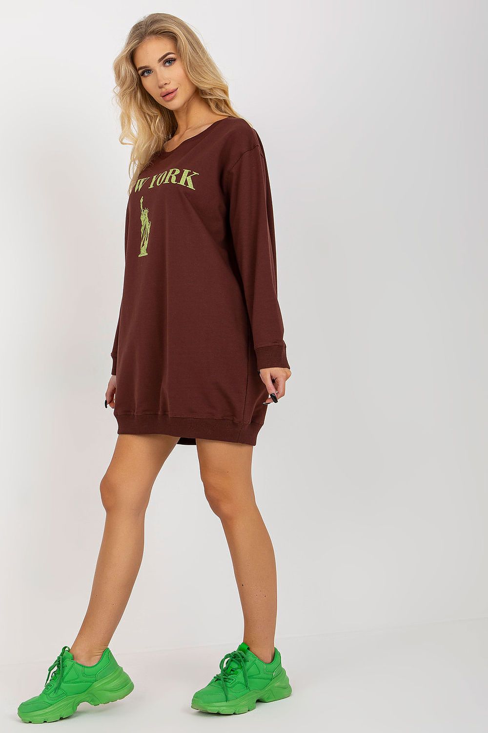 Sophisticated women's stylish print sweatshirt by Factory Price, featuring a comfortable long-sleeve design in a trendy oversized silhouette.