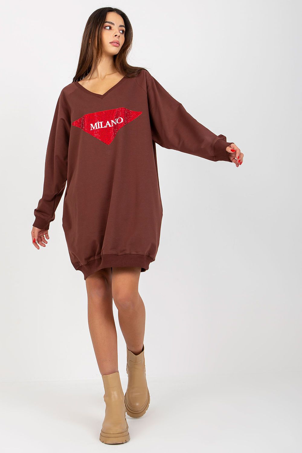 Fashionable long-sleeve women's sweatshirt with a relaxed fit and practical pockets, available from Factory Price.