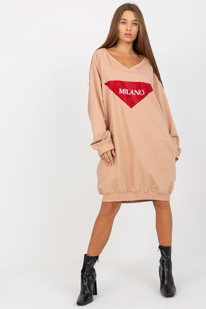 Versatile women's sweatshirt by Factory Price, ideal for effortless styling with jeans or leggings, emphasising comfort and chic fashion.