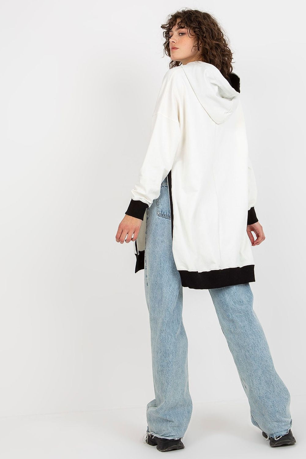 Elegant long sweatshirt for women featuring a practical hood and side slits, designed by Factory Price, perfect for chic casual wear.