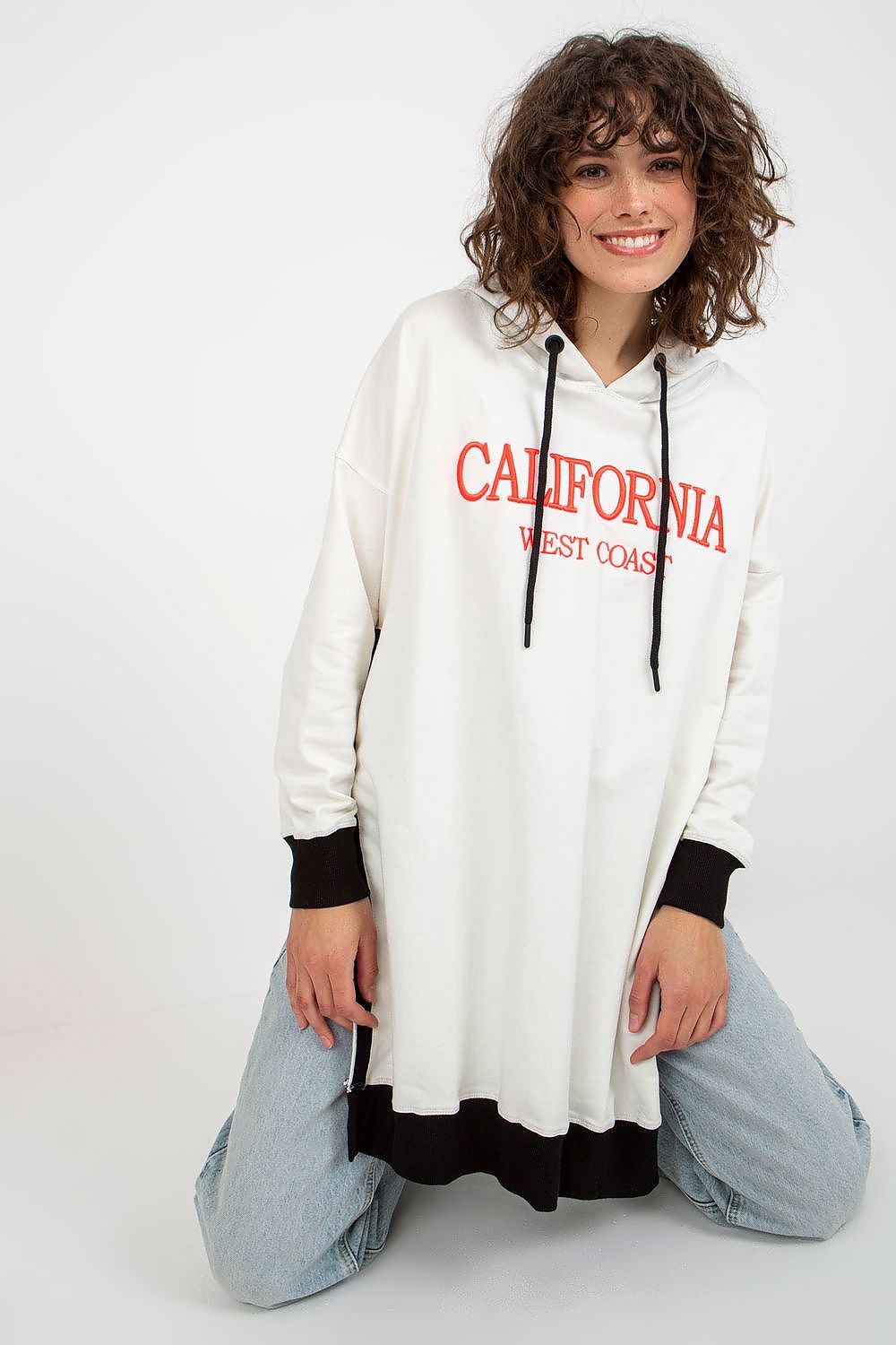 Chic women's sweatshirt in a sophisticated design with side slits and a stylish logo patch, made from a premium cotton blend, exclusive to Factory Price.
