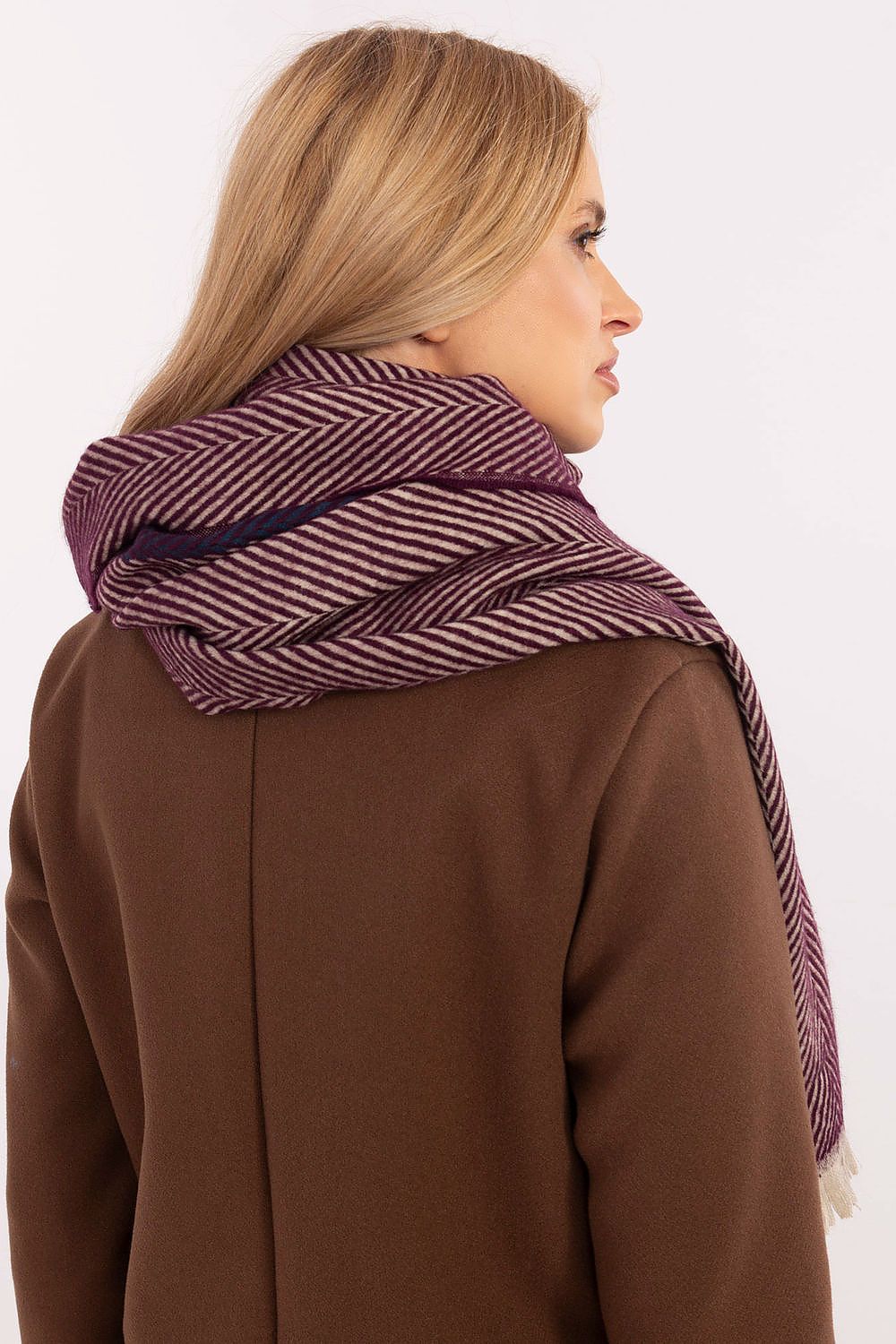 High-quality viscose shawl scarf from AT, ideal for warmth and style during cold days, with a sophisticated striped design.