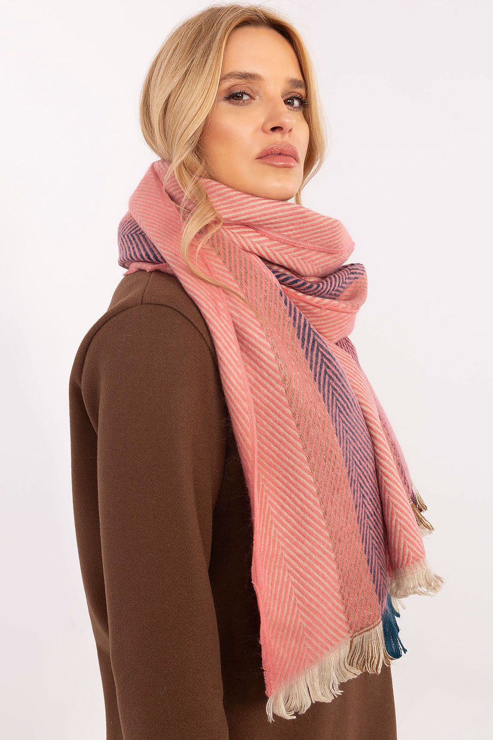 AT's stylish striped viscose shawl scarf, a 194cm luxurious piece that combines comfort and sophistication for winter.