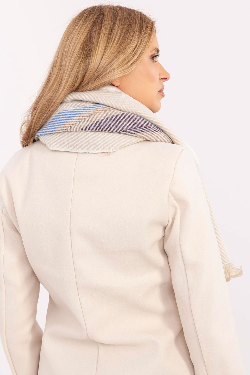 Stylish model wearing a 194cm viscose shawl scarf by AT, showcasing its elegance and charm for cold weather.