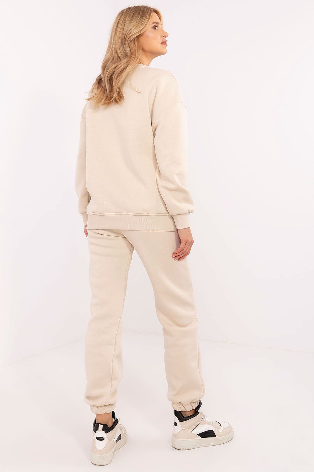 Full display of the Luxury Women's Tracksuit Set by Factory Price, emphasizing the chic design with high waist pants and insulated materials, suitable for cooler days.