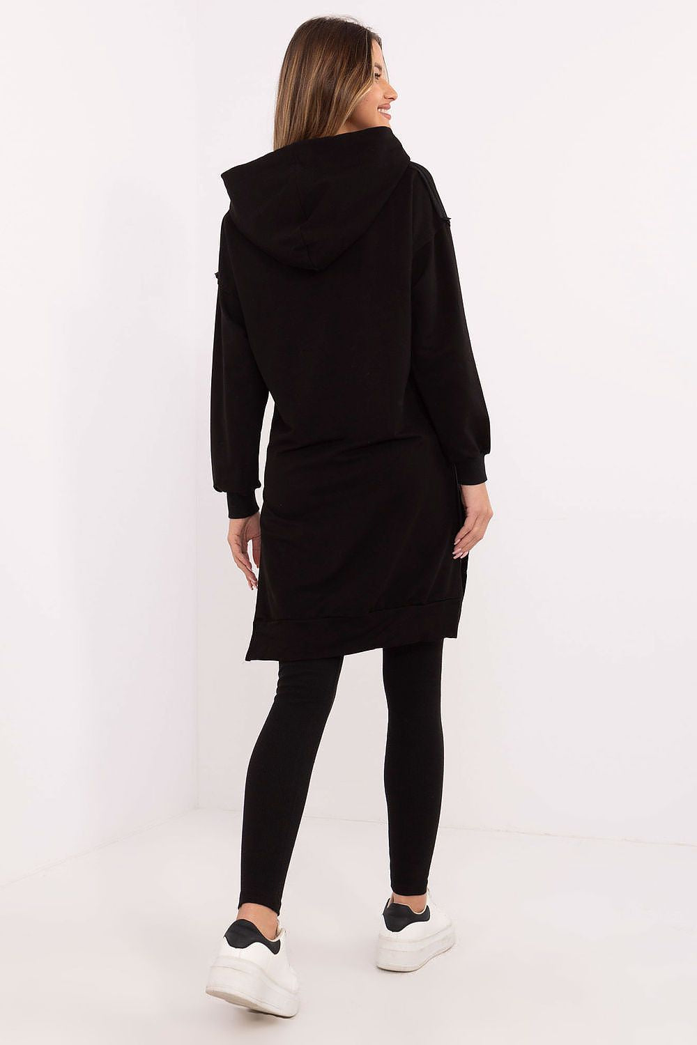 Elegant long sweatshirt with kangaroo pocket from Factory Price, made of a soft cotton blend, ideal for cooler days and casual outings.