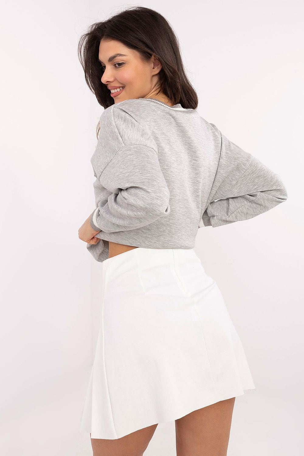 Detailed view of the Italy Moda elegant pleated short skirt, featuring a discreet zipper, designed for versatility and perfect for various occasions.