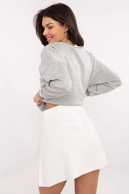 Detailed view of the Italy Moda elegant pleated short skirt, featuring a discreet zipper, designed for versatility and perfect for various occasions.