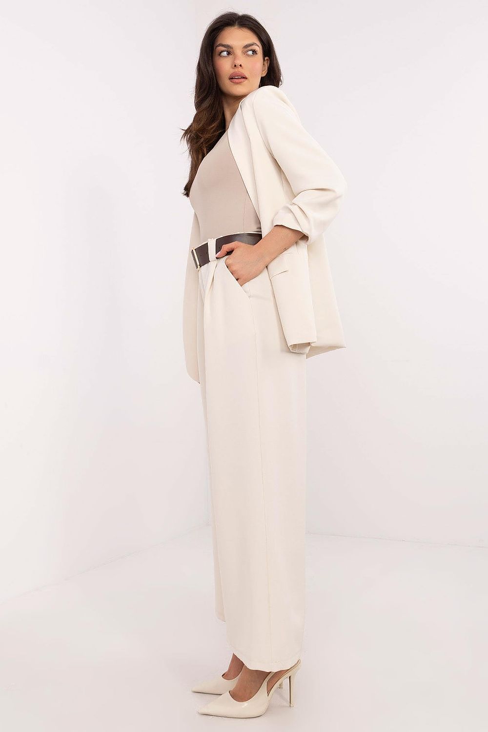 Elegant Italy Moda women's culottes styled with side slip pockets and versatile design for modern fashionistas.
