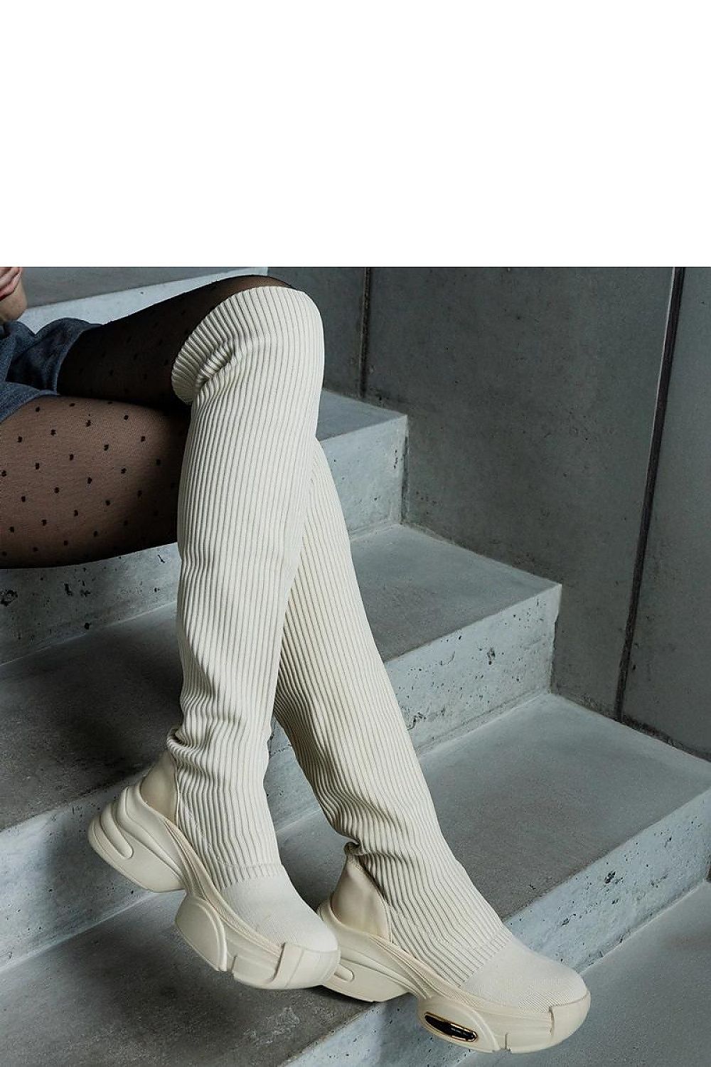 Fashionable Solea beige thigh-high boots on display, highlighting their sophisticated 8 cm heel and trendy elastic collar, suited for stylish winter outings.