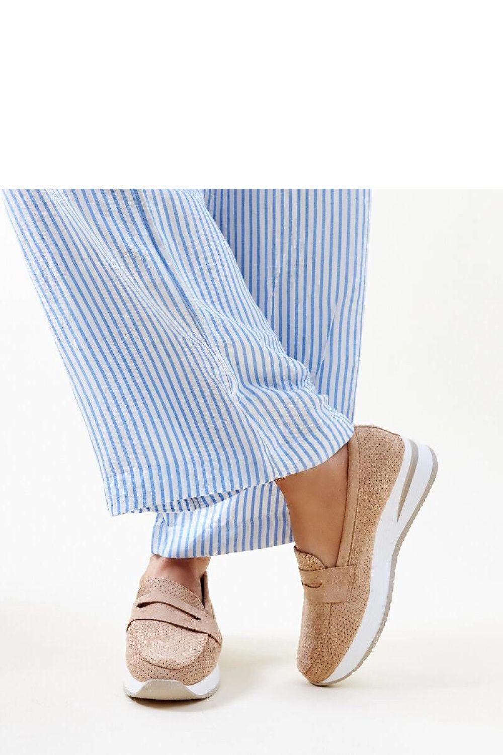 Side profile of Solea Muna loafers in pink, showcasing the luxuriously comfortable fit and sophisticated style for summer outings.