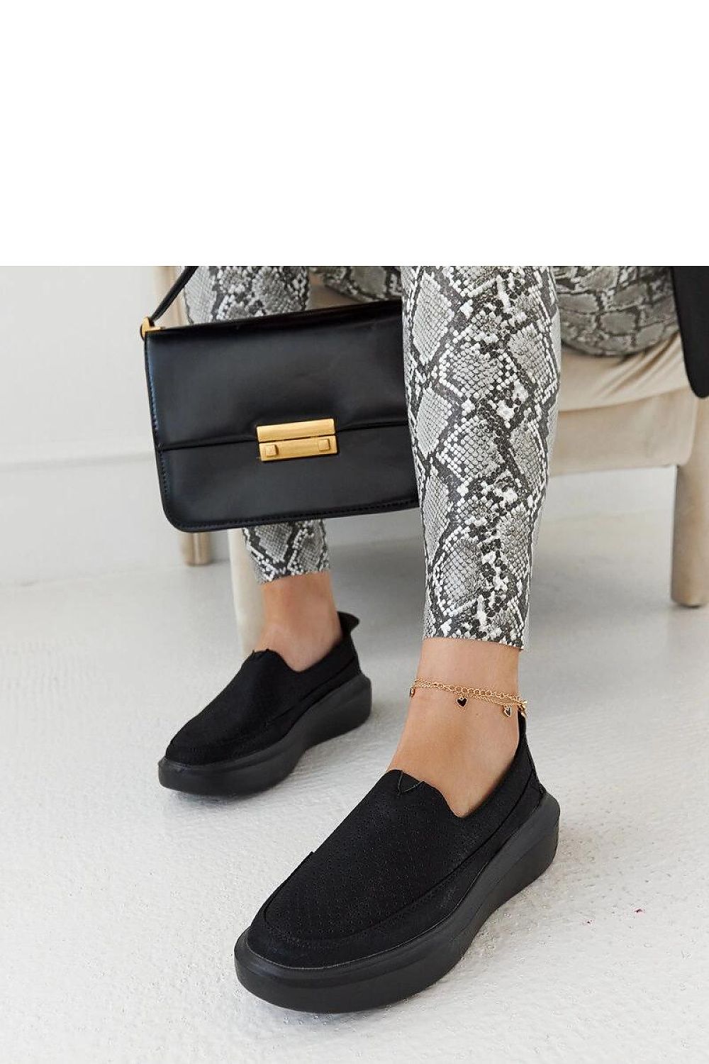 Stylish display of Solea Marta shoes in black metallic rubber, highlighting the 4cm heel and versatile design suitable for both casual and formal wear.