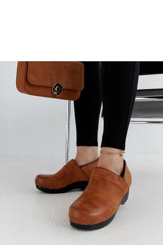 Side view of Solea Montoro brown vegan leather loafers highlighting the innovative platform and refined rounded toe for a luxurious appearance.