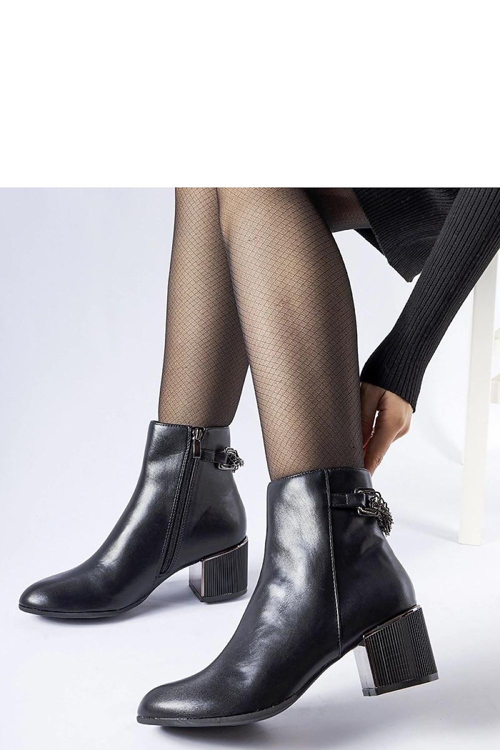 Elegant Solea black ankle boots featuring sophisticated chain decoration, designed for stylish winter looks with a 6.5cm heel.