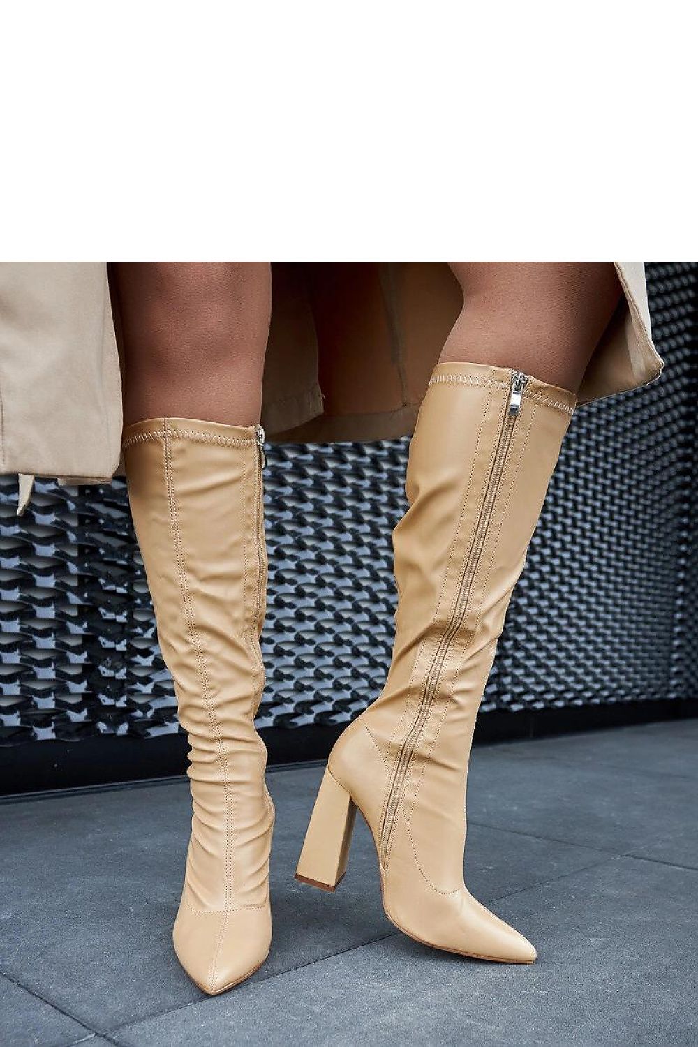 Elegant Solea beige high column boots Abelino worn with a stylish autumn outfit, perfect for chic winter fashion.