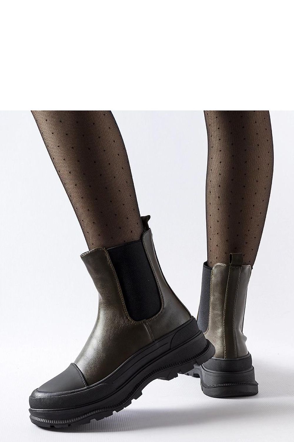 Zoomed view of Solea eco leather sports shoes in vibrant green, highlighting premium materials and stylish platform ideal for autumn-winter outfits.