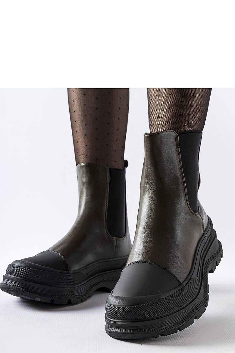 Side view of Solea sports shoes in eco leather, featuring an elegant 4 cm platform and snug laced closure for comfortable fit in various sizes.