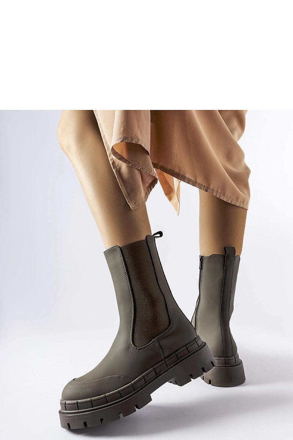 Solea luxury green rubber boots for women, showcasing stylish comfort perfect for spring and fall, available in sizes EU 36-41. Elegant design with a sporty character, ideal for various occasions.