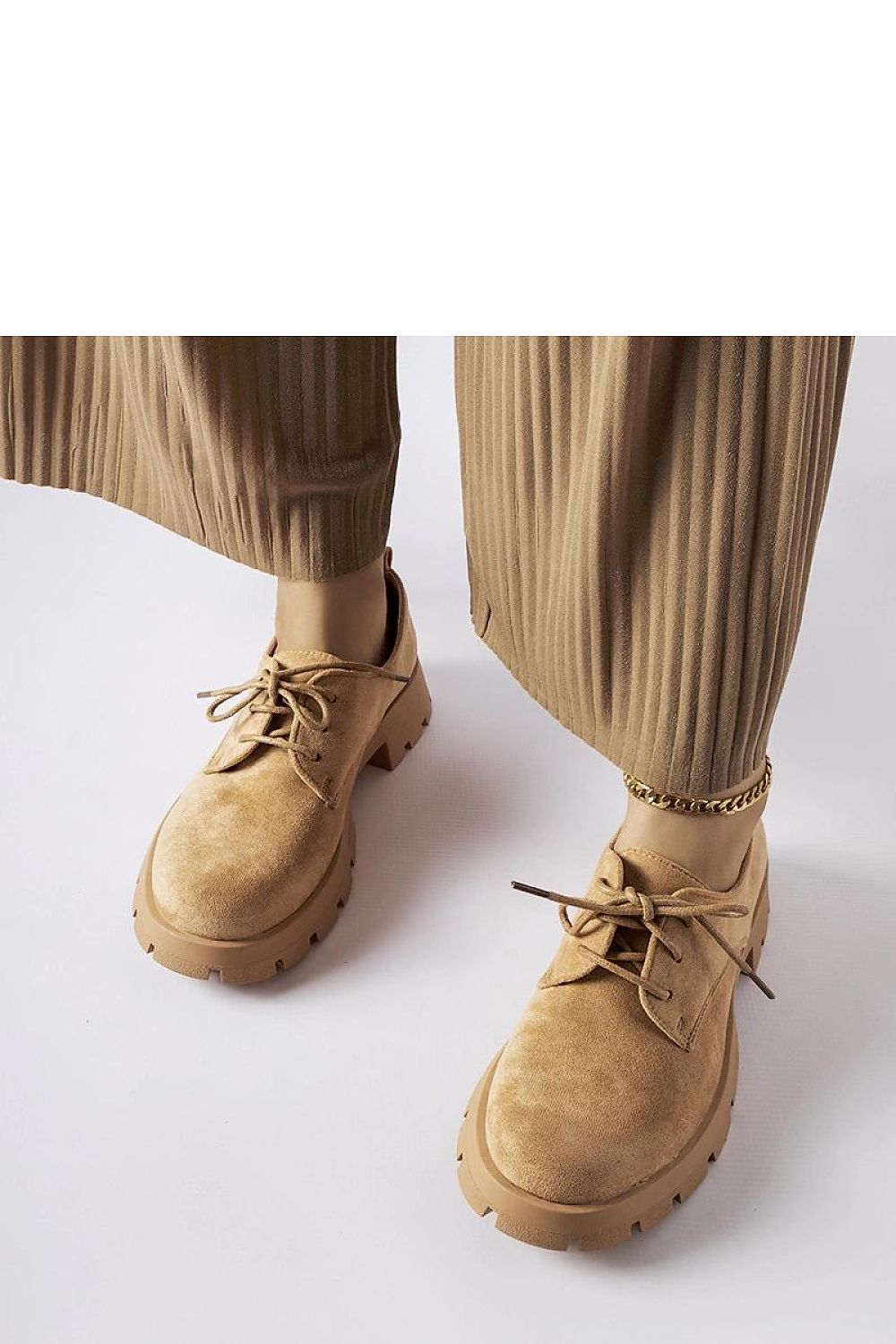 Stylish Solea beige half shoes showcasing a 4 cm heel, combining comfort and elegance for the modern woman on sunny days.