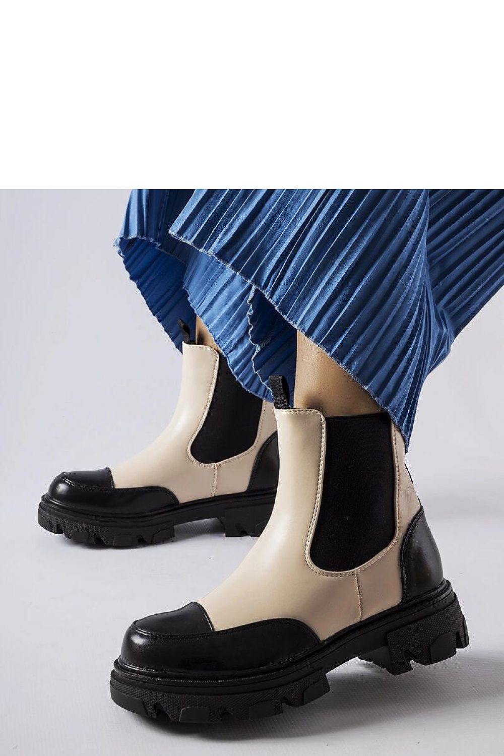 Close-up of Solea Albany Boots in black and beige, highlighting the luxurious eco leather and sophisticated design for versatile outfits.