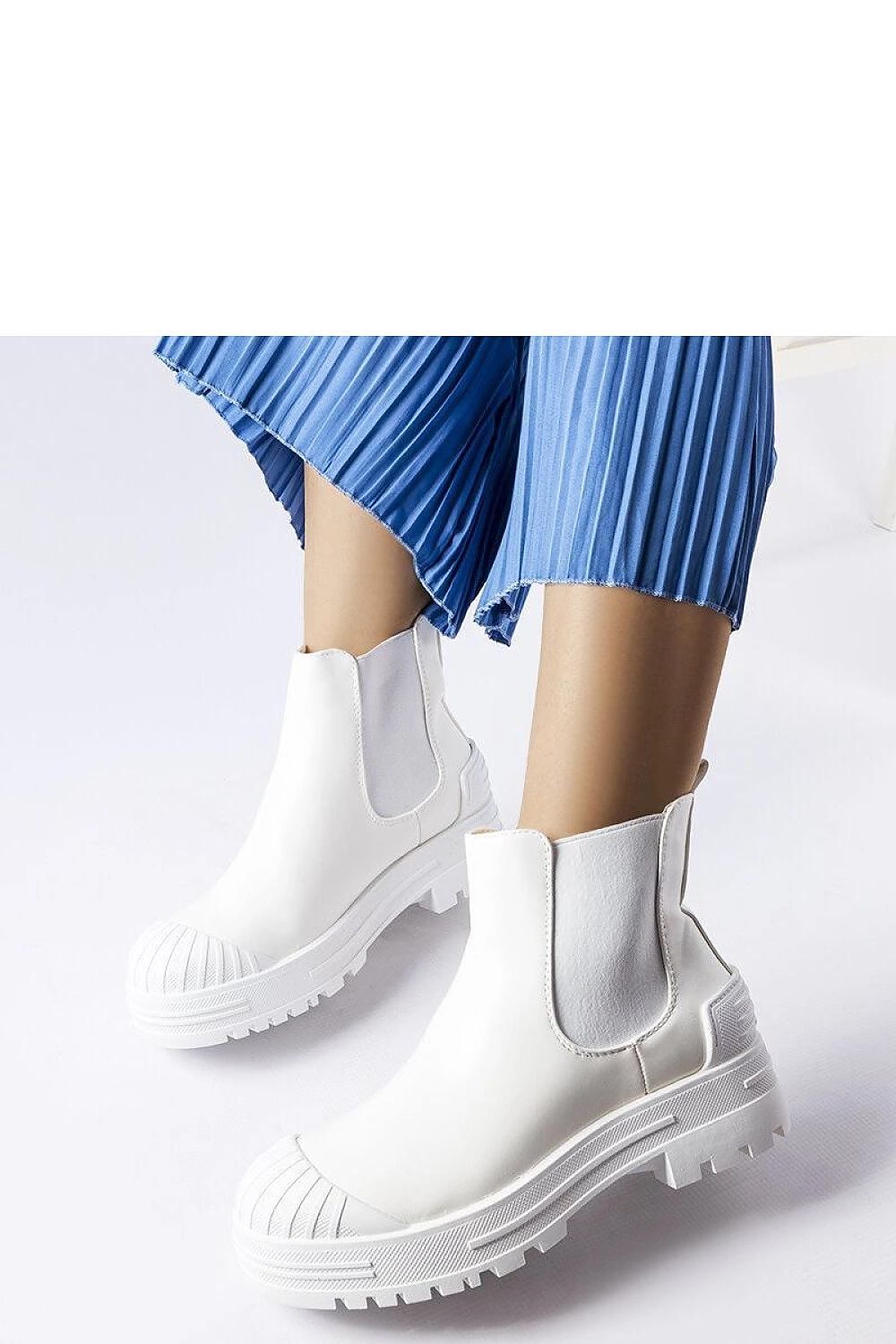 Sophisticated Solea Lange Baggers in black, captured from a stylish angle, showcasing their dual functionality of elegance and comfort.