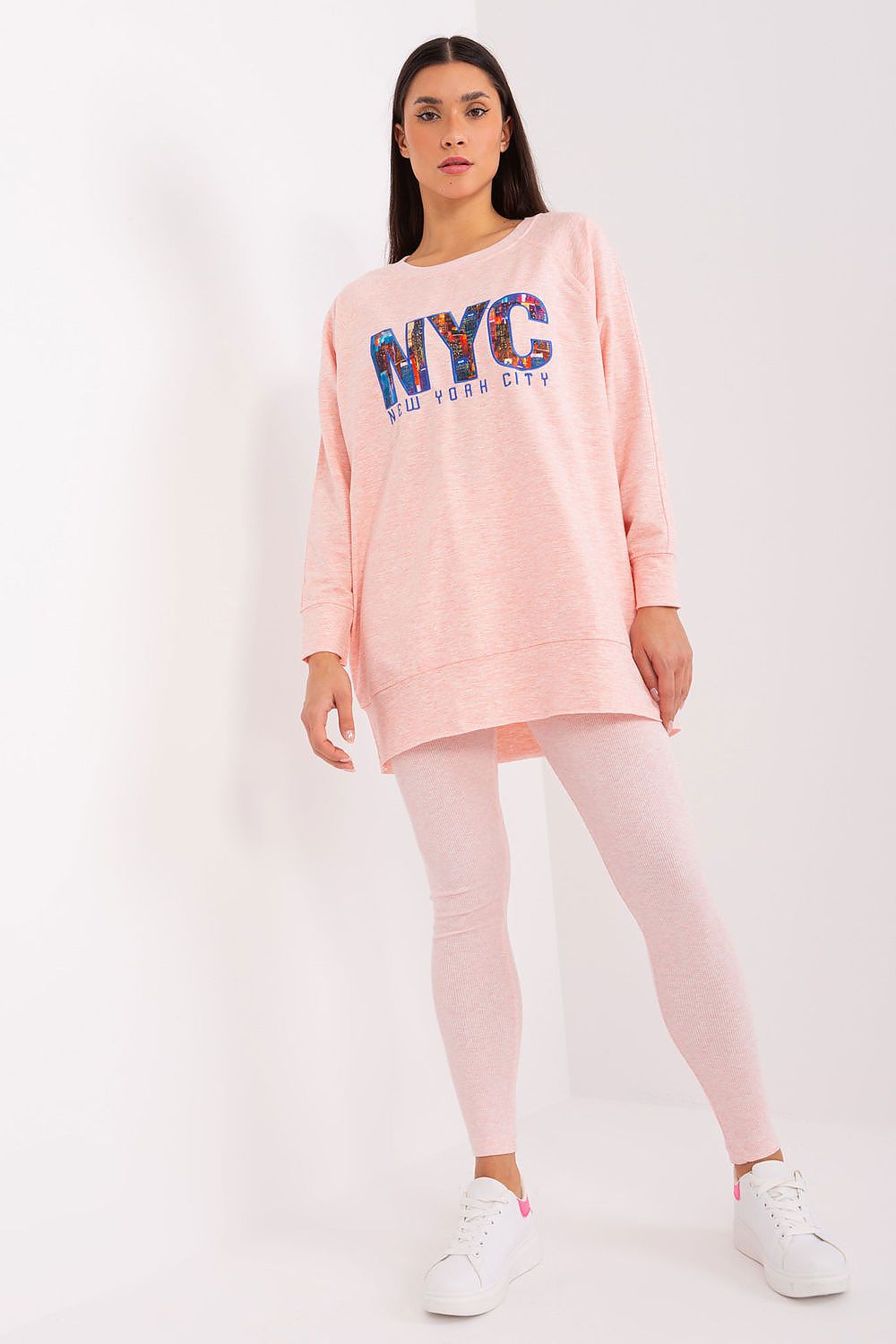 Stylish combination of a sweatshirt and high-waisted leggings from Factory Price, ideal for both leisure and everyday activities.