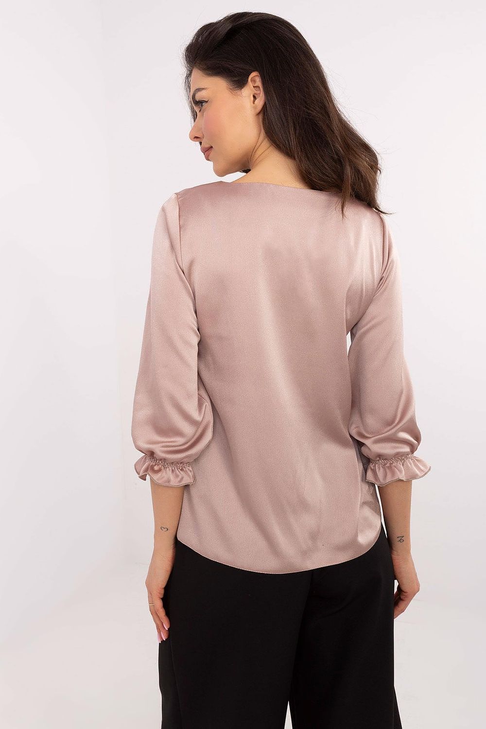 Stylish Lakerta blouse in sizes EU 36-42, showcasing an elegant round neckline and breathable fabric.