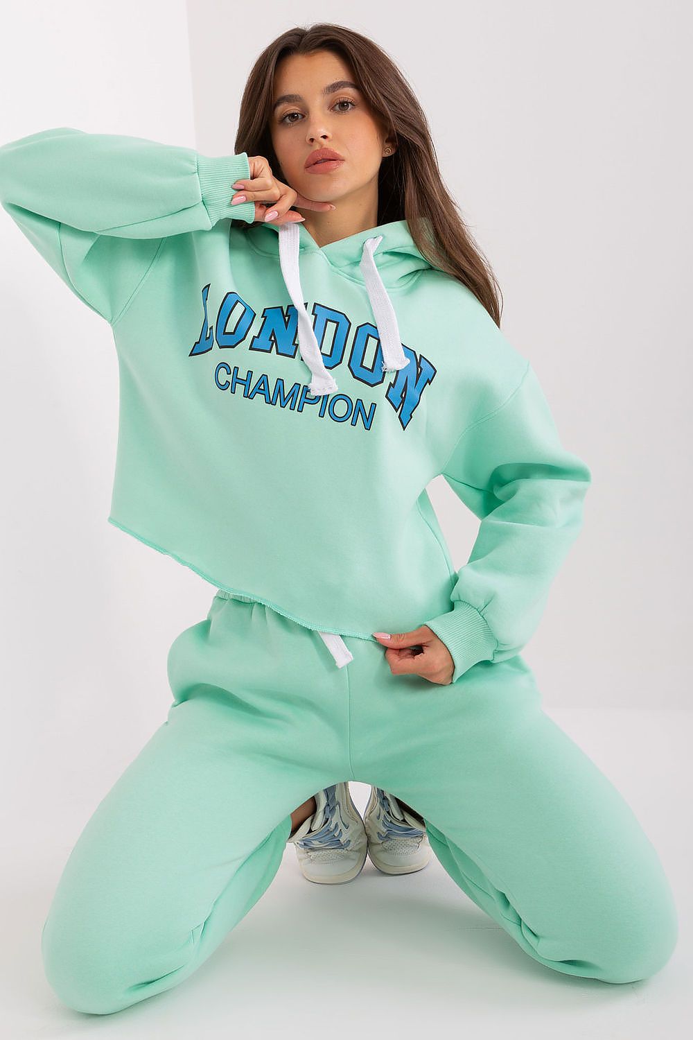 Chic Ex Moda tracksuit pants with high waist and side pockets, showcasing a refined urban look and luxurious cotton feel.