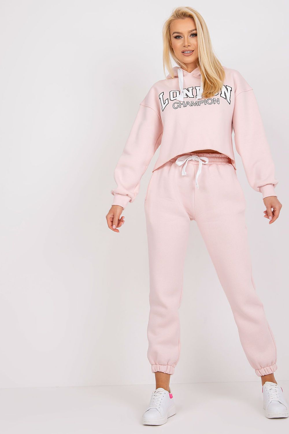 Ex Moda casual tracksuit set displayed in stylish urban setting, highlighting versatility and comfort.