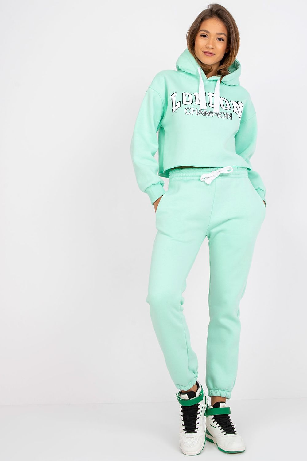 Overall view of the Ex Moda casual tracksuit set, combining luxury and contemporary design, perfect for both home lounging and outdoor activities.