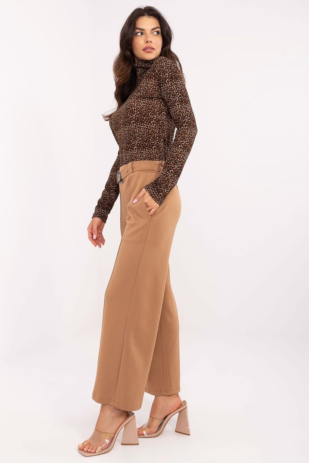 Italy Moda women's high-waist sweatpants styled with a refined belt and cuffed straight legs, embodying a perfect fusion of elegance and comfort.